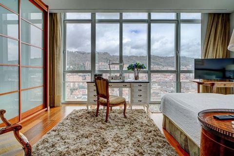 Century 21 Xirimiri sells a fantastic apartment of 157 square meters with spectacular views of the Bilbao estuary, Artxanda and even the Virgin of Begoña. It was designed in 2007 by the renowned Japanese architect Arata Isozaki, and is distinguished ...