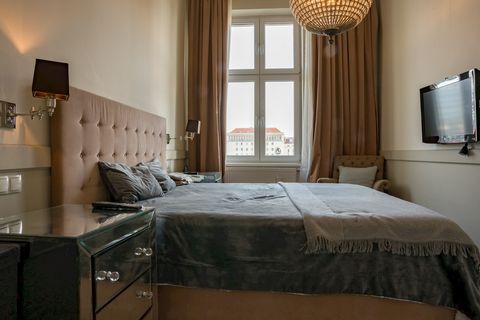 Willkommen in unserer charmanten Wohnung im Herzen von Wien, direkt am Schwedenplatz mit malerischem Blick auf den Donaukanal! Diese exquisite Wohnung wurde im Jahr 2022 vollständig renoviert und verfügt über ein klassisches und hochwertiges Interieu...