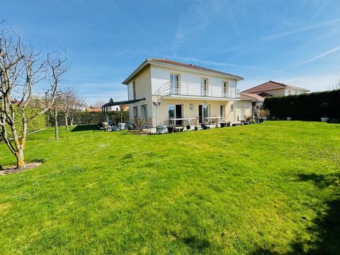 In Ornex 'maconnex sector', close to the TPG bus and shops, in a family housing estate and quiet, beautiful recent house of 150 m2 located on a plot of 710 m2 enclosed and wooded. It comprises: on the ground floor: entrance with cupboard, large livin...