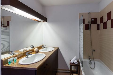 There are interconnected holiday apartments at the holiday centre, accommodating 4 to 6 people (FR-24100-05), 6 people (FR-24100-06) and 8 people (FR-24100-08). The holiday apartments are comfortably appointed, and each apartment has a non-enclosed g...