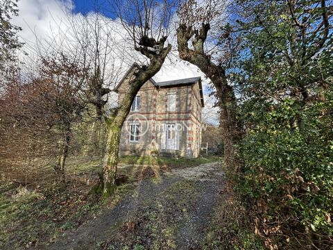 Immonew presents you in the town of Sourdeval, isolated and quiet in a rural setting, this property has a surface area of 120m2 on 4671m2 of land. This house on a basement was renovated about two years ago (insulation, installation of aerothermal ene...