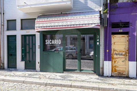 Restaurant on Roberto Ivens Street in Matosinhos Fantastic Restaurant with 177m2 plus 114m2 very well equipped and decorated, with top quality equipment, ready to operate, on Rua Roberto Ivens one of the best restaurant areas in Matosinhos. Completel...