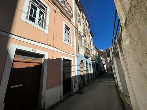 Building in the center of the village of Lorvão, next to the Monastery, consisting of 5 bedrooms, 3 bathrooms, kitchen, living room and storage, for rehabilitation. Location with particular interest for tourism and rental market. Located in the main ...