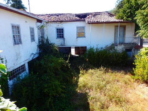 House with two floors for full restoration with patio, terrace and land with about 4000 m2. The house has an older stone part and a newer part. It is confined to the N2 to west road and with a path on the east side. Possibility of several entrances t...