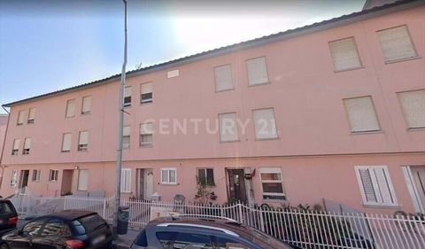 *OCCUPIED PROPERTY | Property currently rented until the end of November 2023* Excellent investment opportunity if what you are looking for is profitability and appreciation! 2 bedroom apartment with a total area of 73 m2, located in Oliveira de Azem...