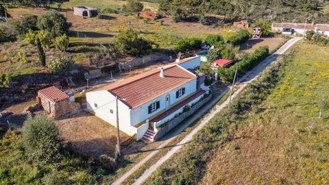 Property located in Valinhos, Aljezur with a land area of 1500m2 this villa of 135 m2 consists of 4 bedrooms, 3 of which are suites with bathroom. The living room and kitchen are open-space with 45m2. Kitchen is fully equipped. The house has a firepl...