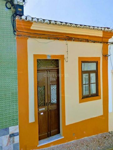 Single storey house in the center of Portimão with an excellent location: about 600mts from the Riverside Area and 190mts from the University of Algarve/Polo de Portimão. With good access, central and approximately 5 minutes from the main points of c...