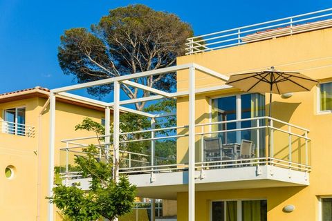 Este bonito apartamento está situado en la residencia de 4 estrellas Les Terrasses des Embiez. Se encuentra en el distrito portuario de Le Brusc en Six-Fours-Les-Plages, a unos 200 m de las primeras tiendas. La playa de arena está a 500 m; aprox. una...
