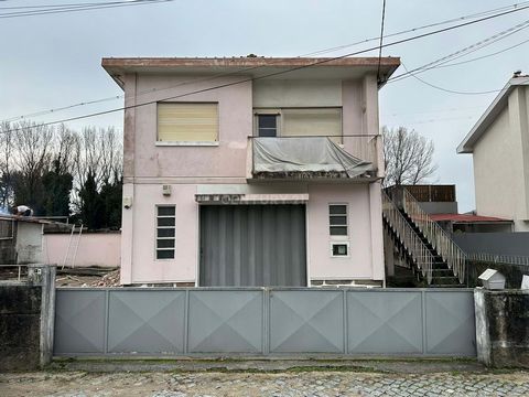 Unique Opportunity: House to Rehabilitate in Vilar do Paraíso, Vila Nova de Gaia If you're a lover of rehabilitation projects and dream of transforming a property into a real dream home, this is the opportunity you've been waiting for! Located in pic...