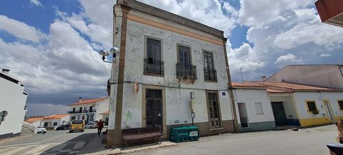Located in one of the oldest villages in the country, this house stands out for its stately air, with its plastered facades and stone moldings and plinths, this house will always be instilled in the memories of the people of Ourique forever. In need ...