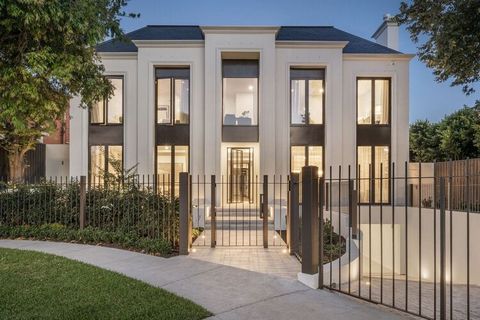 Diese prächtige, neu erbaute, moderne Residenz wurde von der berühmten australischen Architekturikone Nicholas Day entworfen und kombiniert auf kunstvolle Weise großzügiges Familienleben mit verführerischen Unterhaltungsräumen, alles in einer exklusi...