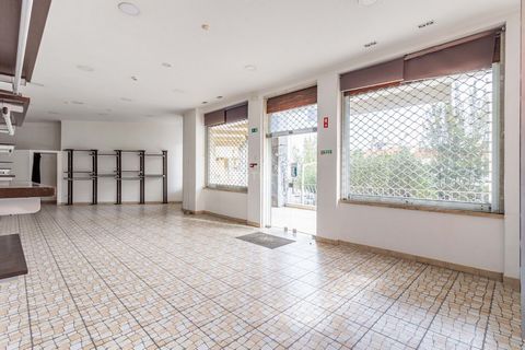 Shop with 132 m2, in excellent condition, Portuguese cobblestone ceramic flooring, false ceiling with built-in lighting, five windows with electric railings, two bathrooms. Located in the center of Santa Iria de Azóia, on Rua S. Francisco Xavier, in ...
