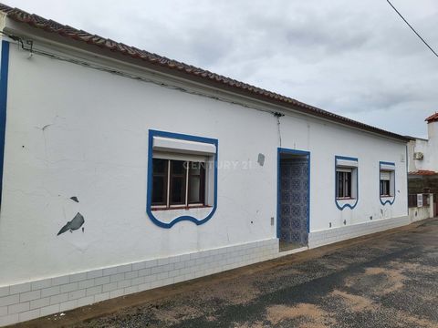 If you are looking for a property to live in Alentejo and enjoy the good air of this region, this could be the ideal property. With enormous potential, easy access and located in the center of Sabugueiro (Arraiolos), this traditional style villa has ...