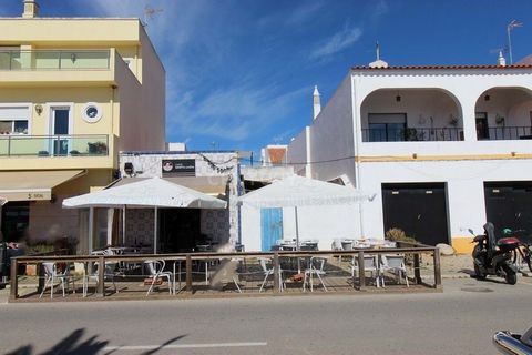 T1 house with café business in Santa Luzia - Tavira. Total area of 133 m2, in need of complete renovation. Immerse yourself in a unique investment opportunity, where the charm of the village and the business potential come together in one property. T...