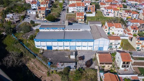 Warehouse with Great Location - Pontinha For sale large and versatile warehouse located in the industrial zone of Pontinha, in Odivelas. With a total area of 4157 m2, Covered area 2006 Uncovered area 2151 Warehouse for services Located in a privilege...