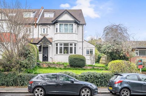 Frost Estate Agents are delighted to offer this exquisite studio flat nestled within a charming period building in the highly sought-after West Purley area. This beautifully presented residence on the raised ground floor exudes elegance and would mak...