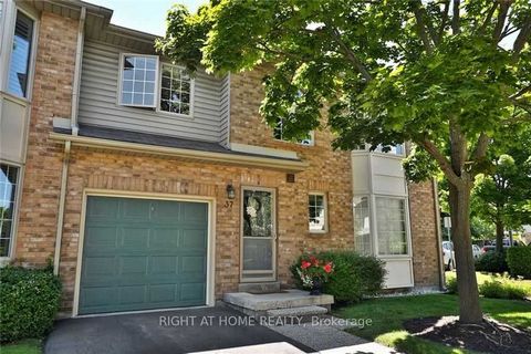 Rare to find end unit upper level 2 bed/1 bath townhouse in the prestigious Roseland Green Complex in South Burlington! Cathedral ceilings and 3 bay windows enhance the spaciousness of the open concept main floor, flooded with natural light. Private ...