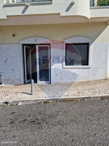Shop for Sale in Casal de Brás with 71m2 plus a garage box   Small shop with 71m2 of area located on Rua Emidio da Conceição Fernandes, access for people with reduced mobility. Good investment opportunity!