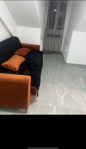 A nice studio, very well located, in the Batignolles district, all amenities 2 minutes away, Rome metro station and 17th arrondissement town hall. Suits 2 persons. Shower, TV, wifi, kitchen, double bed. Private toilet on landing.