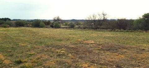 Near Bize-Minervois, superb building land of 1296m2, flat plot connected to services and with superb views. The plot is independent rather than part of a housing development It offers a floor area of ??250m2. Rare opportunity to build your villa in a...