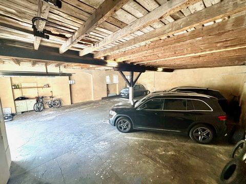 Great profitable opportunity: Cahors hyper center - Building consisting of a ground floor with 5 parking spaces for vehicles including one electric and attic accessible by staircase with WC that can be used as a workshop. Floor area 130m2 Total usefu...