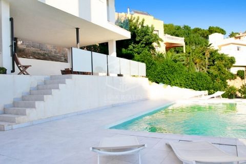 Villa moderna en la segunda línea de mar en la prestigiosa zona residencial de Costa de la Calma, Mallorca. Villa fue construida en 2011 en la parcela de 1.370 m² con piscina de 36 m², solárium y un espacio para la plantación de un jardín. Casa ofrec...