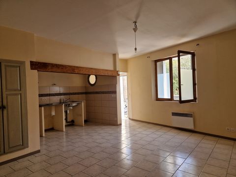 Située à Villelaure (84530), 30 min. d'Aix-en-Provence, proche de toutes commodités, maison de village comprenant en rez-de-chaussée: entrée, bel espace de vie avec coin cuisine à équiper selon son envie. A l'étage: 2 chambres, salle d'eau avec wc. A...
