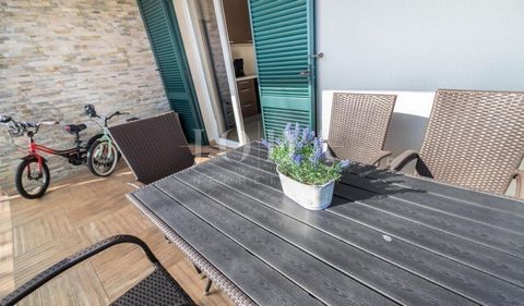 Location: Primorsko-goranska županija, Baška, Baška. Baška - apartment on the ground floor with a garden Two-bedroom apartment in Baška with a neto area of ​​41.70 m2 (without terrace) is for sale. The apartment consists of two bedrooms, living room ...