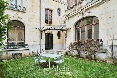In a listed area of the city, this pastel-coloured mansion with 345 m2 of living space offers beautiful volumes. The white stone architecture dating from 1921 in the Haussmannian style, reveals beautiful sculptures on the outside. Inside, parquet flo...