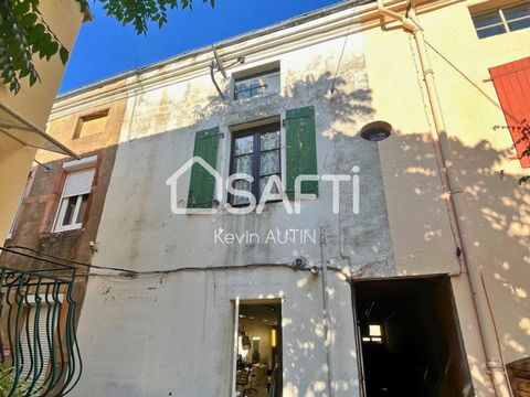 75m2 building in the center of Louhans, comprising : - 55m2 air-conditioned commercial premises. Currently used as a hairdressing salon, it will be available for sale. Rental value: 600€. - A 20m2 studio currently rented for 330€ excluding charges. -...