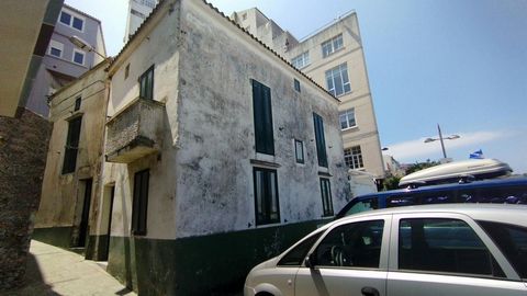 House to renovate in Malpica de Bergantiños, a charming coastal town located on the Galician coast. This property offers a privileged location in the heart of the village and on the beachfront, providing direct views of the sea. The house consists of...