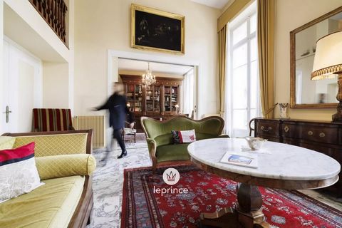Nice Victor Hugo: In one of the most beautiful bourgeois Palaces with a rotunda, well-maintained, located in the first part of Victor Hugo, in the heart of the Carré d'Or in Nice. Close to shops, transportation, and the famous Promenade des Anglais, ...