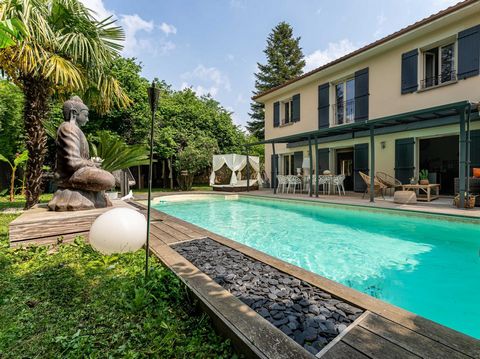 This very quiet house, dating from 2006, of 130 m² on its 951 m² land, represents a UNIQUE opportunity. Located 5 minutes walk from the metro and the center of Oullins, it offers a RARE and highly sought-after location. You will be seduced by the 55 ...