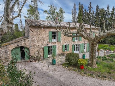 Beautiful old farmhouse (late 19th century) renovated in 2023, approximately 320 m2 in size, on a 4200m2 estate located just a few minutes from the village of Plan d'Orgon in a sought-after residential area, and 10 minutes from Eygalieres. This farmh...