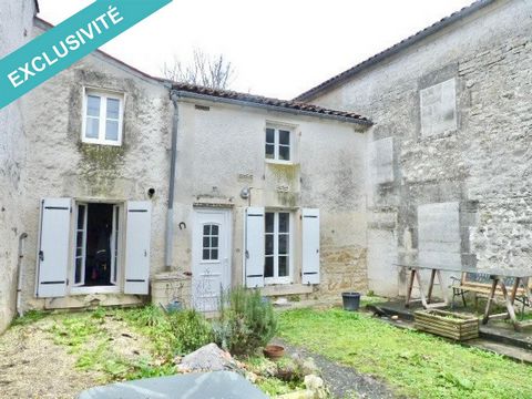 In the charming town of Jarnac, 5 minutes from shops, but in a quieter area, the house that I am presenting to you is located on a plot of 155 m². It has a living area of ??75 m² on 2 levels, and is equipped on the ground floor with a living room wit...