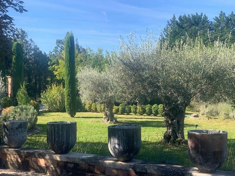 En exclusivité, au coeur de la Provence dans un environnement très au calme tout près de l'Isle-sur-la-Sorgue, sur un parc paysagé aux platanes centenaires ce Mas du 19eme a fait l'objet durant ces trente dernières années d'une très belle restauratio...