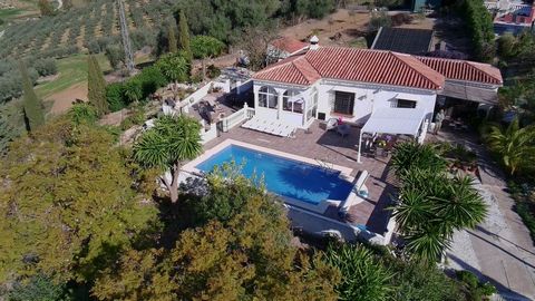 This beautiful rural property has a quiet, rural but not remote location. On the edge of urbanisation Fuente Amarga, this property is situated with overwhelming views. In the beautiful green countryside of Almogia and surrounded by a few neighbours, ...