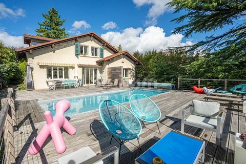 Ref. 712SR: Divonne-les-Bains, a few minutes from the town centre and amenities (bus, schools, shops), you will be charmed by this renovated T6 detached house built on 3 levels on a fenced and wooded plot of 1'500m2. It is composed of an entrance hal...