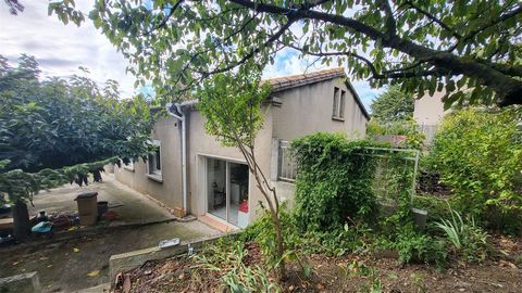 Well located in the heart of Malepère, single-storey villa on a plot of 623 m2 composed of 3 bedrooms, 1 office, kitchen, living room. Large attic, part of which has been converted into an additional bedroom . Electricity to be reviewed. Double glazi...