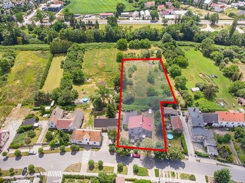 Huge house with business potential (in the center of Strzelin) An impressive house for sale - in the very center of Strzelin, at Brzegowa Street, 750 m from the Market Square! This unique property is a dream offer for really large families, for rent ...