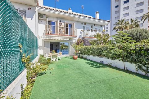Great house 50 meters from the beach with direct access to one of the best and most beautiful beaches in Maresme, located between Sant Pol and Calella. Due to its location, it offers impressive sea views. The house has 4 bedrooms, 3 doubles and 1 sin...