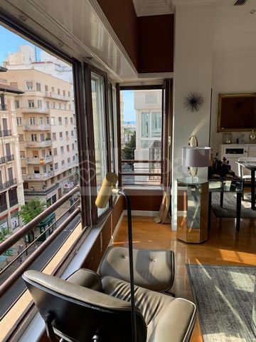 Wonderful property in the CENTER OF ALICANTE - RAMBLA MENDEZ NUÑEZ, 600m from the POSTIGUET BEACH! Homes like the one presented today there are not many! A real wonder that it is in the heart of Alicante, with spectacular views of the Rambla Mendez N...