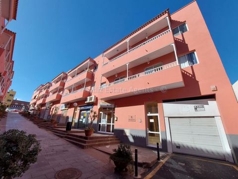 This is a very large, empty shop unit, or local as they are called in Tenerife. It is situated in the busy residential town of San Isidro which is only a short drive from the TF1 motorway and the south airport. The unit is made up of 100 square meter...