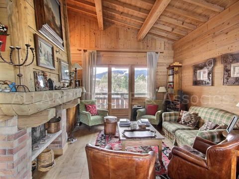 On the first floor of an old wood chalet duplex apartment with fireplace and Savoyard character for your stays in the mountains, the three bedrooms, two of which have balconies south facing and the magnificent views of the mountains, will forge unfor...