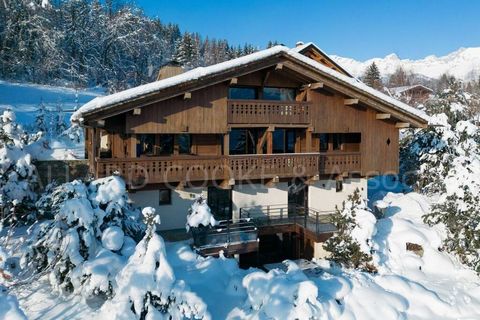 Z widokiem na Mont Blanc, wspaniałe widoki o każdej porze roku dla tego prestiżowego domku. O powierzchni mieszkalnej 375 m² - powierzchnia całkowita 520 m². Otwarta przestrzeń dzienna odsłania duże kubatury i wyrównuje duży salon z kominkiem, jadaln...