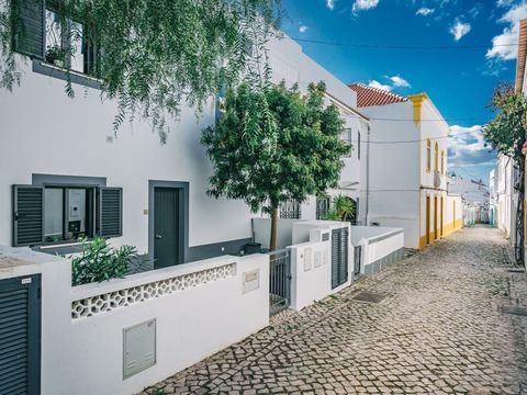 Située dans l'une des rues les plus pittoresques de l'Algarve, ornée de bougainvilliers suspendus à la passerelle, et à quelques pas de la plage, des restaurants et des boutiques, se trouve cette villa moderne de deux chambres. Le rez-de-chaussée se ...