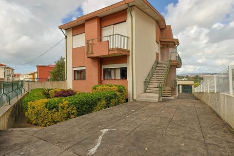 This floor of the house consists of a living/dinning room, kitchen, three bedrooms and a small bedroom that could be used as an office or storage room and two bathrooms. With a reasonable state of conservation, it basically needs painting, plumbing a...