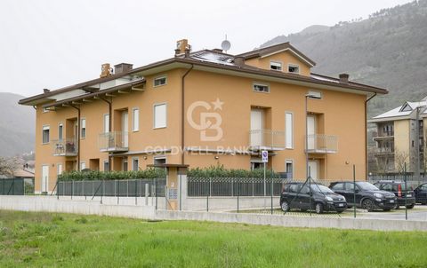 Near the historic center of Gubbio and adjacent to all services, we offer this apartment for sale. DESCRIPTION The apartment, located on the ground floor of a newly built building, is characterized by a modern design, capable of making the environmen...
