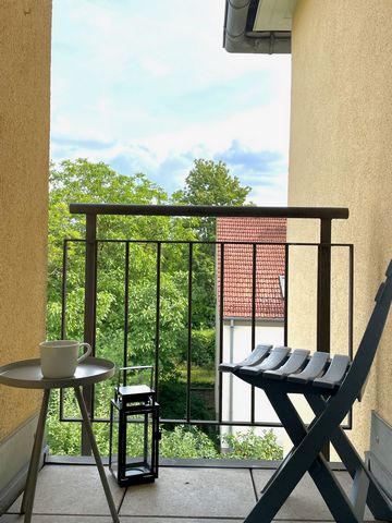 Quickly in the city center and still only about 200 meters to the Great Garden. The apartment on the 2nd floor in Dresden is super connected and perfectly equipped - for living and for home office. The apartment is located in a quiet and safe residen...
