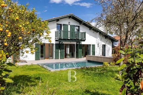 Anglet, ideally located in a quiet area, between the Phare golf course, the beaches and the shops of the Cinq Cantons, very beautiful villa of over 170 m² with 5 bedrooms, completely tastefully renovated. The house includes a living room overlooking ...